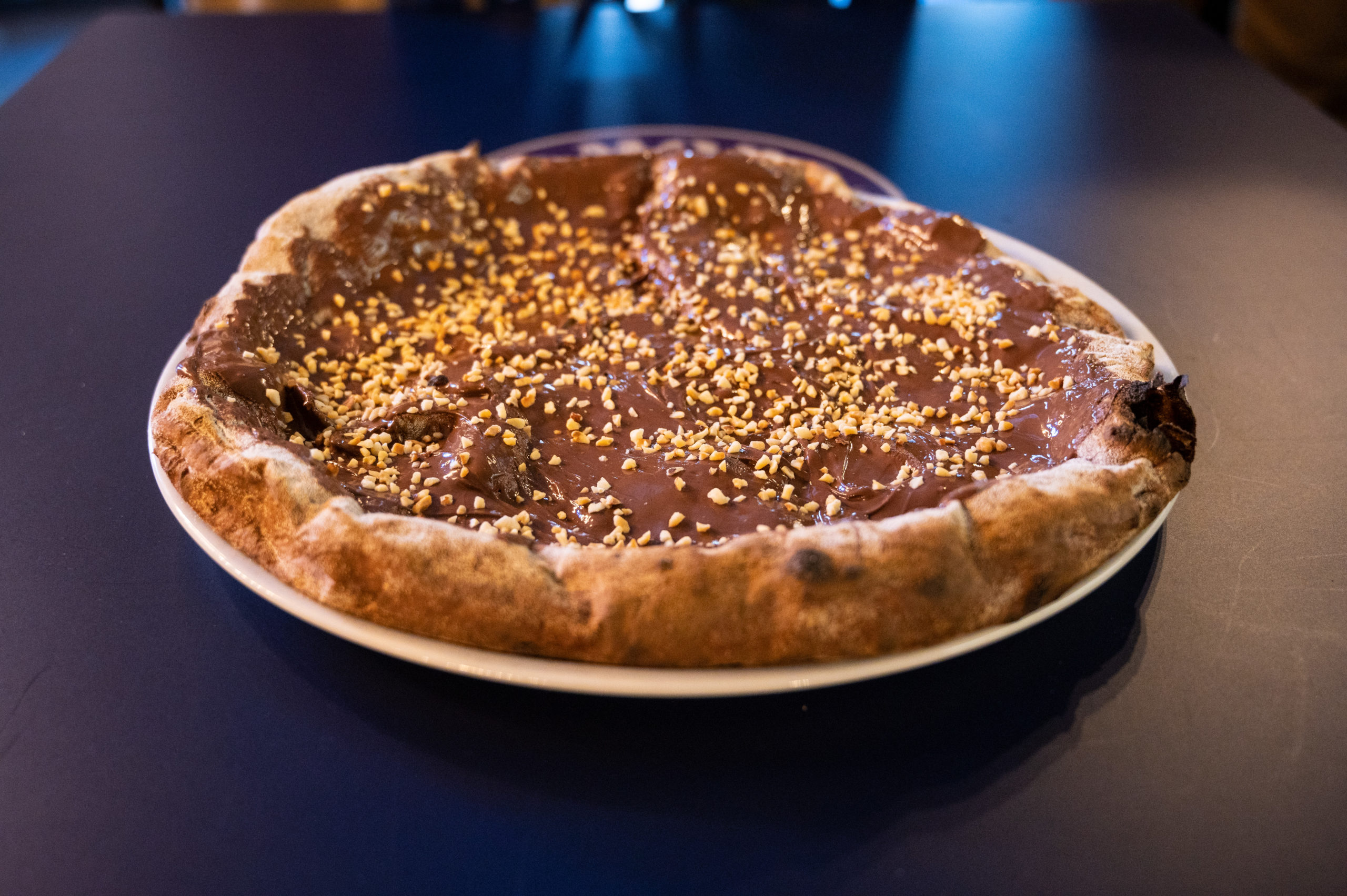 Pizza al cacao con Nutella e granella di nocciole
